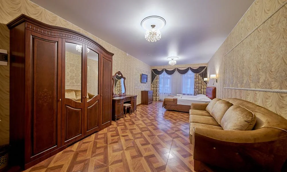 Комната люкс в отеле Реверанс